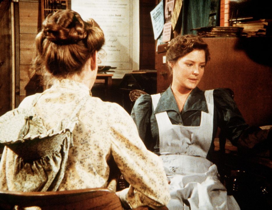 Sarah Carter (Pamela Roylance, r.) spricht sich mit Laura Ingalls (Melissa Gilbert, l.) über ihren Vater aus, der ihr soviel Kummer macht. - Bildquelle: Worldvision