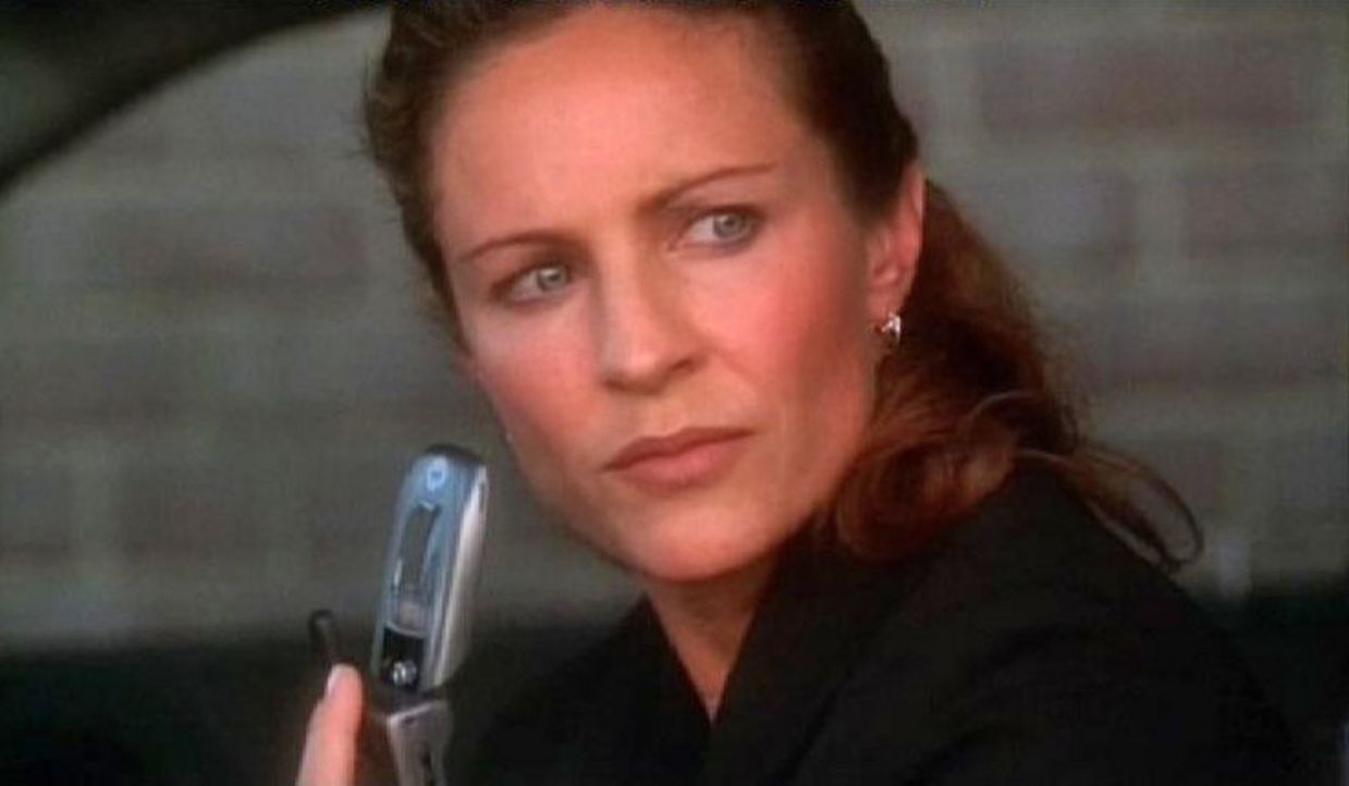 Special Agent Paula Cassidy (Jessica Steen) observiert einen Terrorverdächtigen ... - Bildquelle: CBS Television