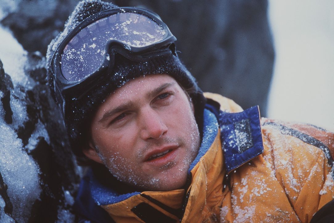 Schon bald muss der junge Bergsteiger Peter Garrett (Chris O'Donnell) feststellen, dass Lawinen und Schneestürme nicht seine einzigen Feinde in der... - Bildquelle: Columbia Pictures