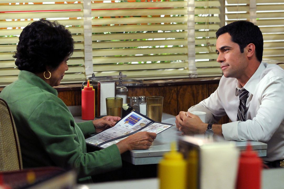 Scott Valens (Danny Pino, r.) trifft sich mit seiner Mutter Rosa (Terry Hoyos, l.) zum Mittagessen. - Bildquelle: Warner Bros. Television