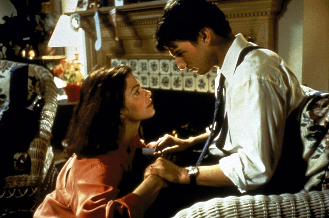 Immer mehr leidet Abby (Jeanne Tripplehorn, l.) unter der permanenten Abwesenheit ihres Mannes Mitch (Tom Cruise, r.), der nur für die Kanzlei zu l... - Bildquelle: Paramount Pictures