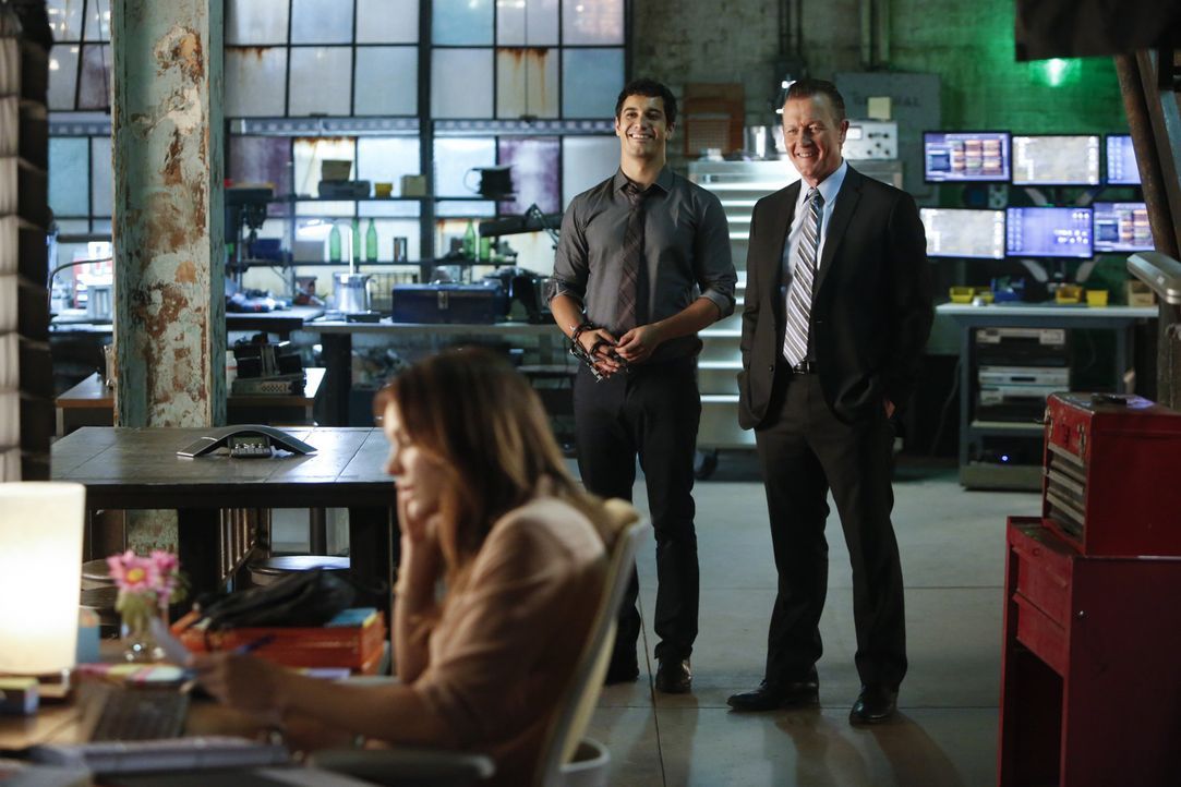 Während Cabe (Robert Patrick, r.) glaubt, dass Walter (Elyes Gabel, M.) wieder arbeitsfähig ist, erkennt Paige (Katharine McPhee, l.) schnell, dass... - Bildquelle: Monty Brinton 2015 CBS Broadcasting, Inc. All Rights Reserved.