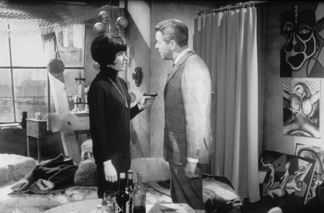 Margie Fielding (Barbara Rütting, l.) bedroht Inspektor Wesby (Heinz Drache, r.) mit einem Revolver ... - Bildquelle: Constantin Film
