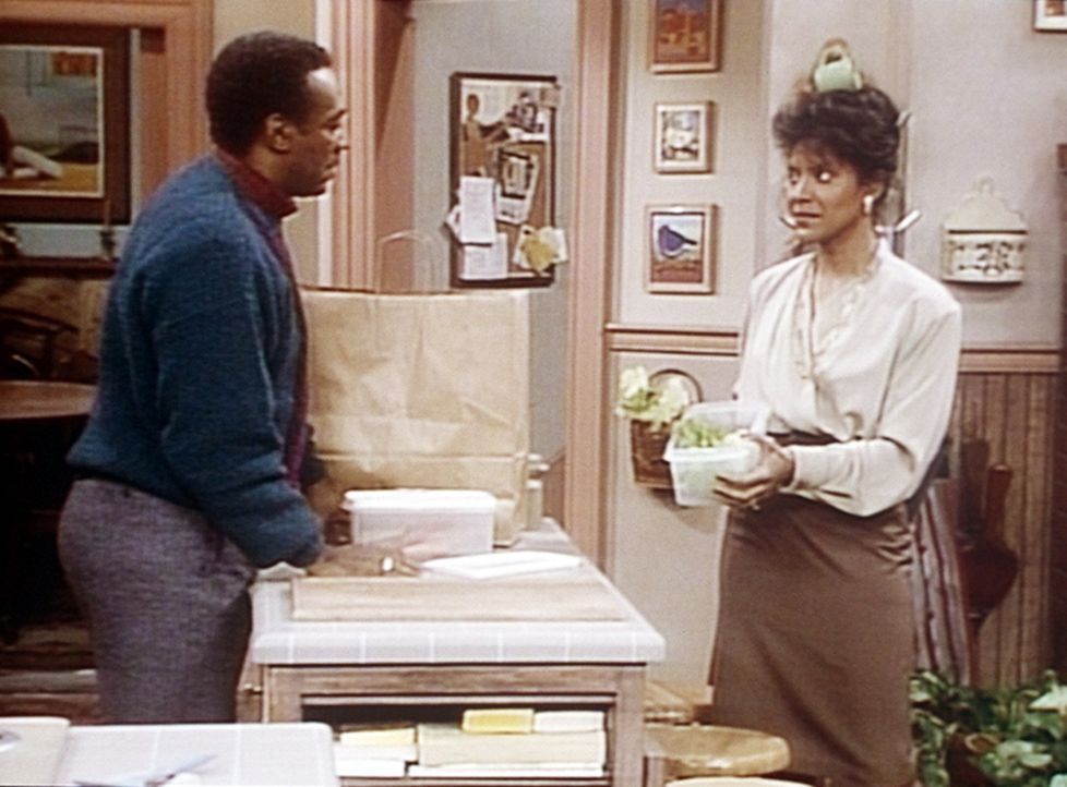 Cliff (Bill Cosby, l.) ist entsetzt, dass Clair (Phylicia Rashad, r.) doch tatsächlich kontrolliert, was er sich als "Diät"-Abendessen einpackt. - Bildquelle: Viacom