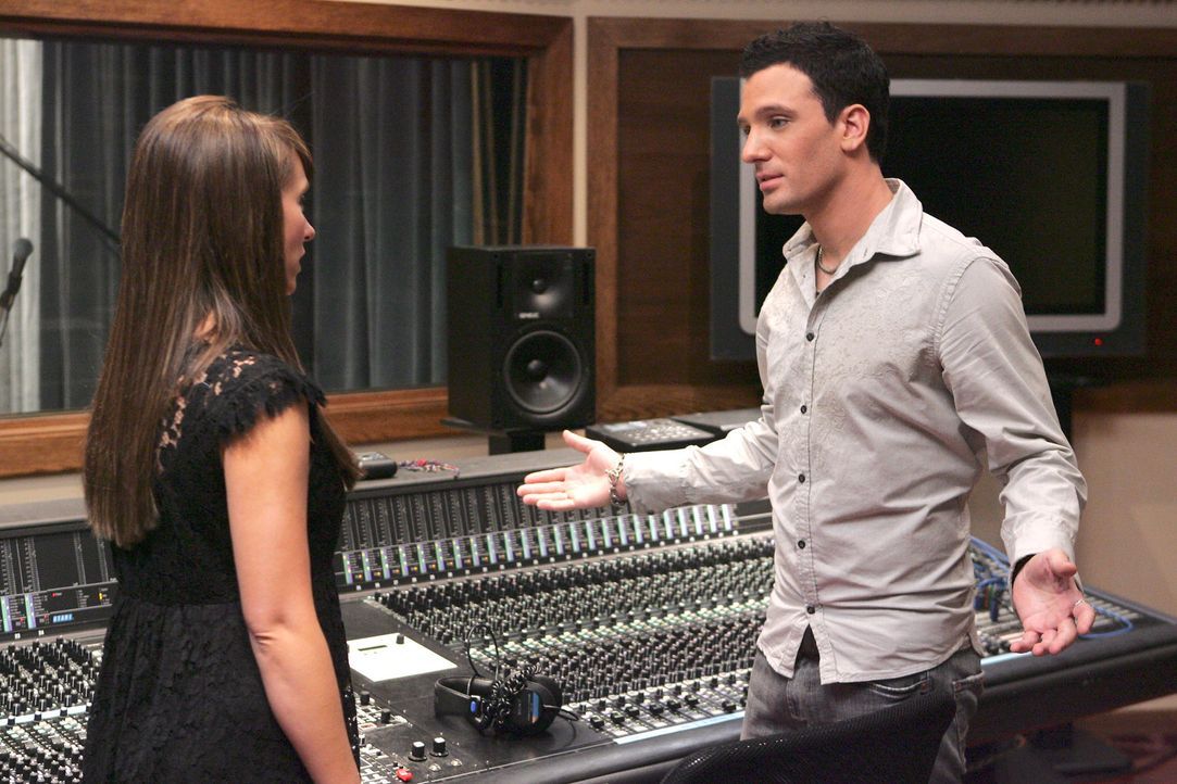 Melinda (Jennifer Love Hewitt, r.) besucht den jungen Musiker Samson (J.C. Chasez, l.) in seinem Tonstudio … - Bildquelle: ABC Studios