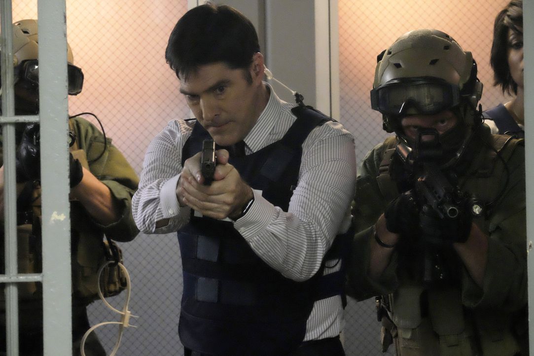 Hotch (Thomas Gibson) kann nicht glauben, dass man ihn tatsächlich verdächtigt, einen Bombenanschlag vorbereitet zu haben. Nun ist er auf die Fähigk... - Bildquelle: Darren Michaels 2016 American Broadcasting Companies, Inc. All rights reserved. / Darren Michaels