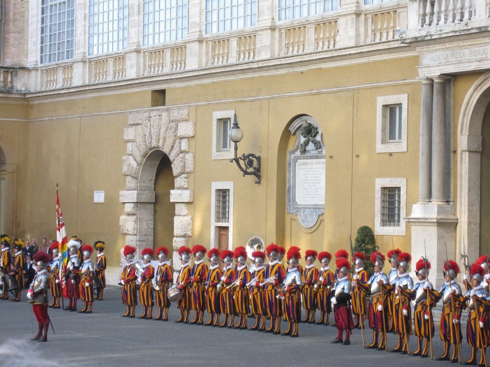 Die Schweizer Garde ist die kleinste Armee der Welt. Ihr Auftrag ist extrem: Sie beschützen den Papst und die größte Palastanlage der Welt. - Bildquelle: kabel eins