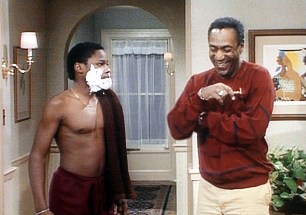 Theo (Malcolm-Jamal Warner, l.) hat für seine erste Rasur eine ganze Dose Rasierschaum verbraucht, worüber Cliff (Bill Cosby, r.) sich königlich... - Bildquelle: Viacom