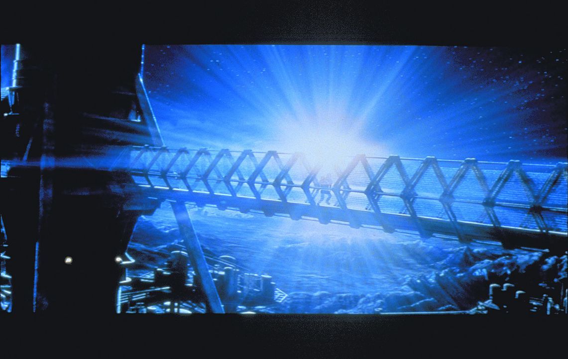 In den Weiten des Universums sorgt die Crew des Sanitätsraumschiffs Nightingale 229 für Sicherheit ... - Bildquelle: Metro-Goldwyn-Mayer