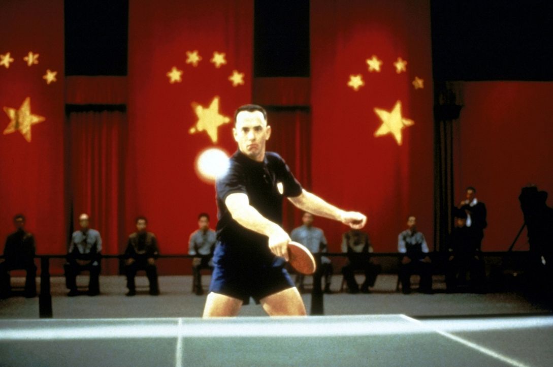 Dank seiner läuferischen Fähigkeiten hat Forrest (Tom Hanks) ein bewegtes Leben: Als Weltklasse-Tischtennisspieler darf er sogar als erster US-Bü... - Bildquelle: Paramount Pictures