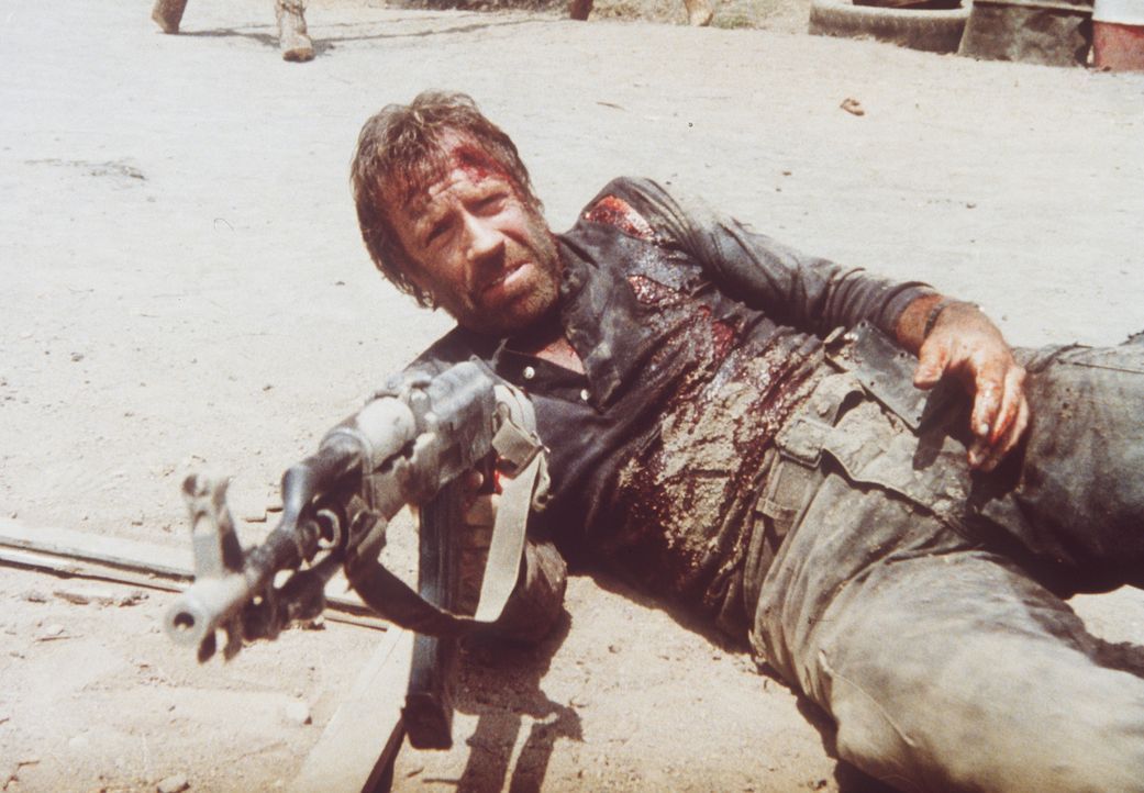Auch schwer verletzt und mit den Kräften am Ende, gibt Braddock (Chuck Norris) nicht auf und schießt sich den Weg frei ... - Bildquelle: Cannon Films