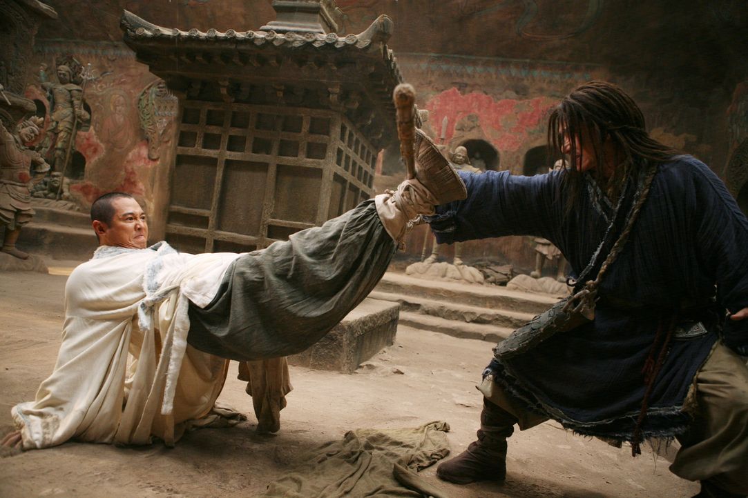 Der Mönch (Jet Li, l.) und Lu Yan (Jackie Chan, r.) wollen den jungen Jason aus der Zukunft mit Hilfe einer soliden Kung-Fu Ausbildung auf seine Bes... - Bildquelle: 2008 J&J Project LLC. ALL RIGHTS RESERVED.
