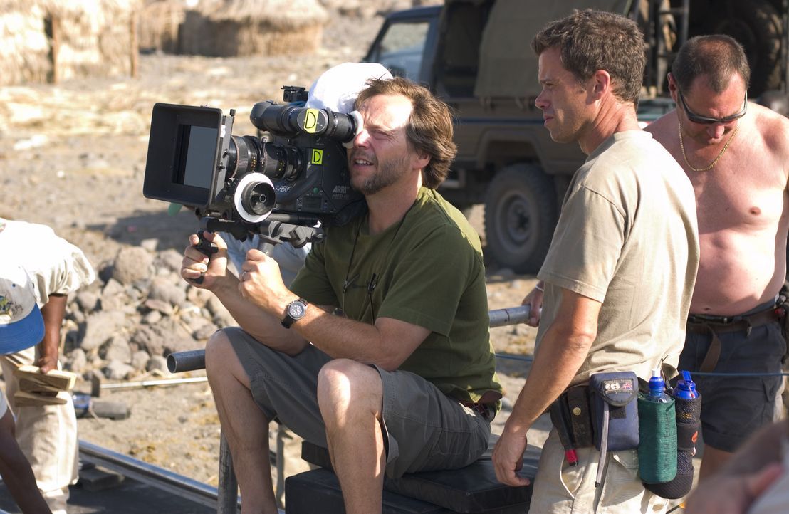 Regisseur Fernando Mereilles (M.) zeigt während der Dreharbeiten zu "Der ewige Gärtner" auch als Kameramann vollen Einsatz. - Bildquelle: Epsilon Motion Pictures