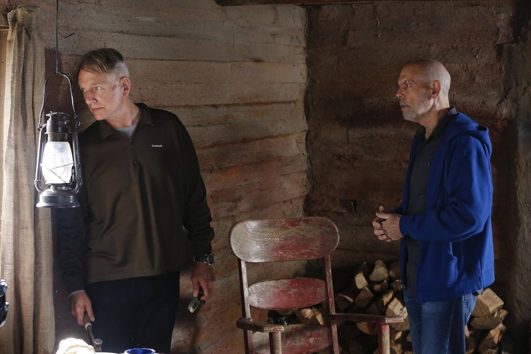 Gibbs (Mark Harmon, l.) muss seinen Freund Fornell (Joe Spano, r.) aus der Klemme befreien, denn dieser hat in seiner Trauer um seine Ex-Frau Diane,... - Bildquelle: CBS Television