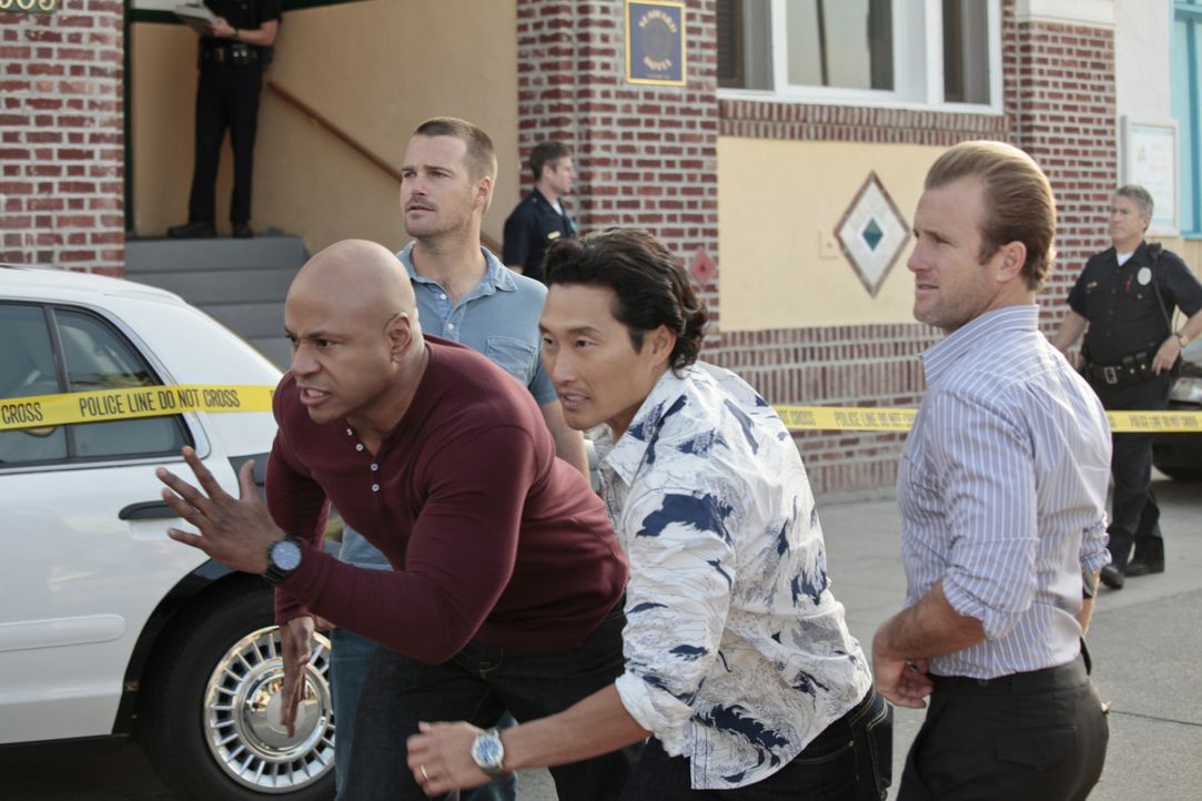 Als der Hauptverdächtige in einem Fall mit einem tödlichen Virus von Hawaii nach Los Angeles wechselt, versuchen Callen (Chris O'Donnell, 2.v.l.), S... - Bildquelle: CBS Studios Inc. All Rights Reserved.