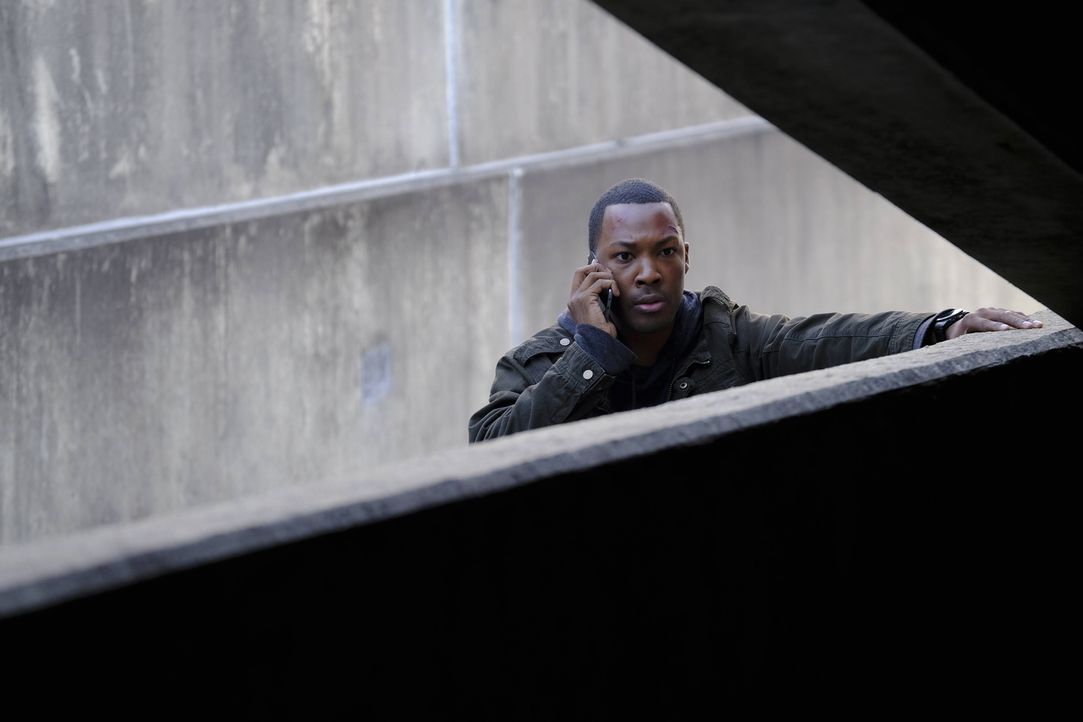 Kann Carter (Corey Hawkins, r.) auf dem USB-Stick von Terroristenführer Ibrahim Bin-Khalid wichtige Hinweise auf den geplanten Terroranschlag finden? - Bildquelle: Guy D'Alema 2017 Fox and its related entities.  All rights reserved.
