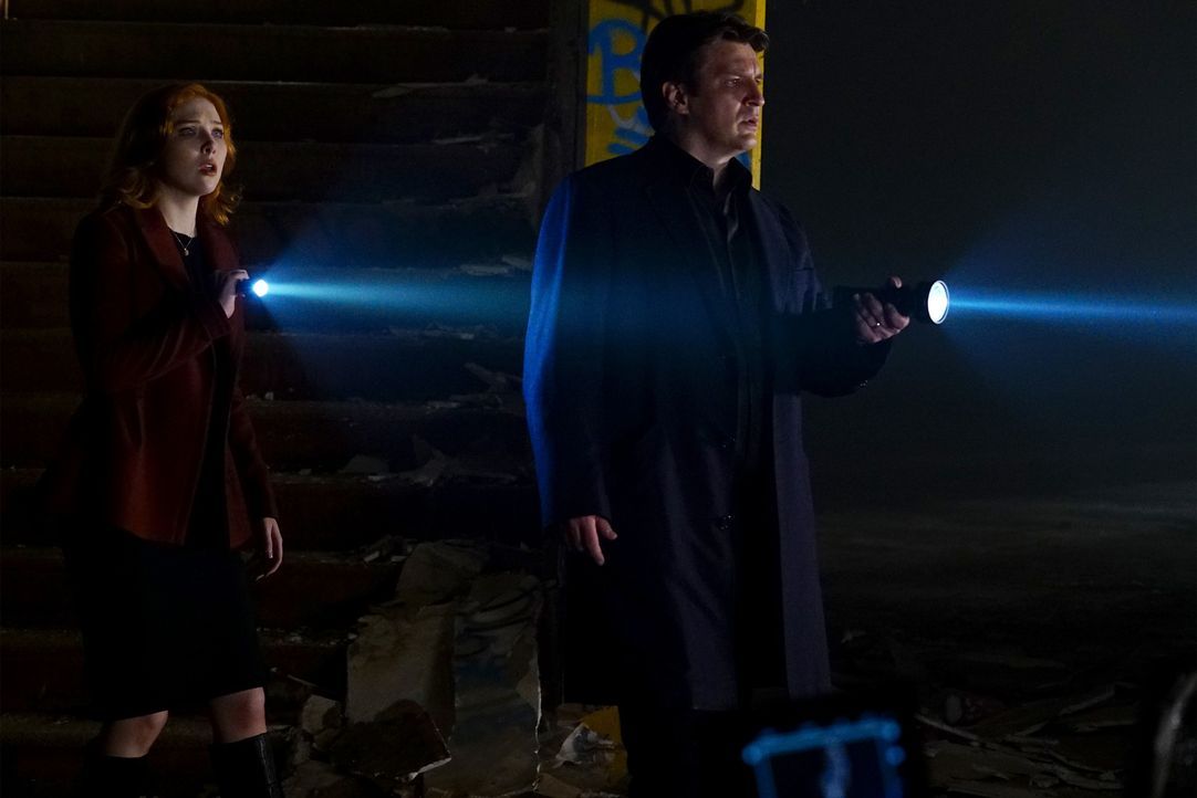 Auf den erschreckenden Spuren der knallharten Welt des A cappella: Castle (Nathan Fillion, r.) und Alexis (Molly C. Quinn, l.) ... - Bildquelle: Richard Cartwright 2015 American Broadcasting Companies, Inc. All rights reserved.
