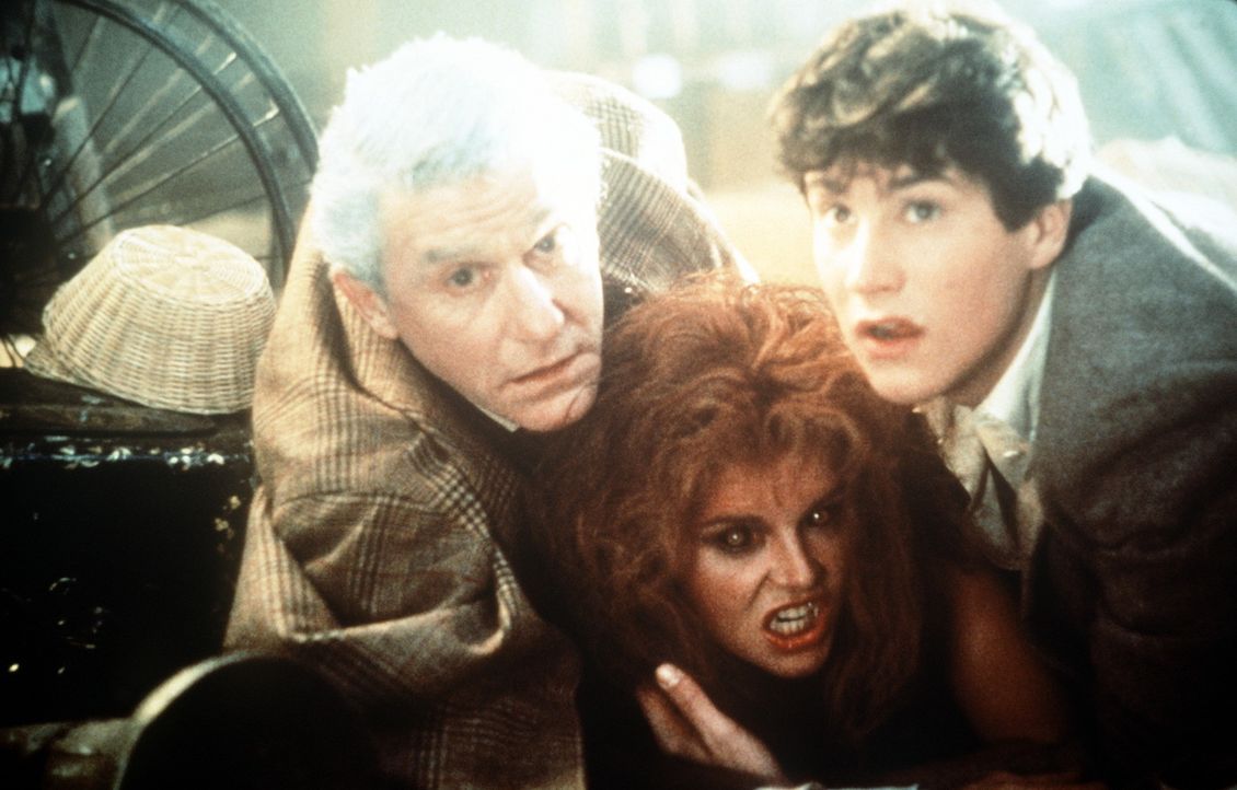 Peter Vincent (Roddy McDowell, l.) und Charley (William Ragsdale, r.) versuchen, Amy (Amanda Bearse, M.) vor dem endgültigen Vampirdasein zu schüt... - Bildquelle: Columbia Pictures