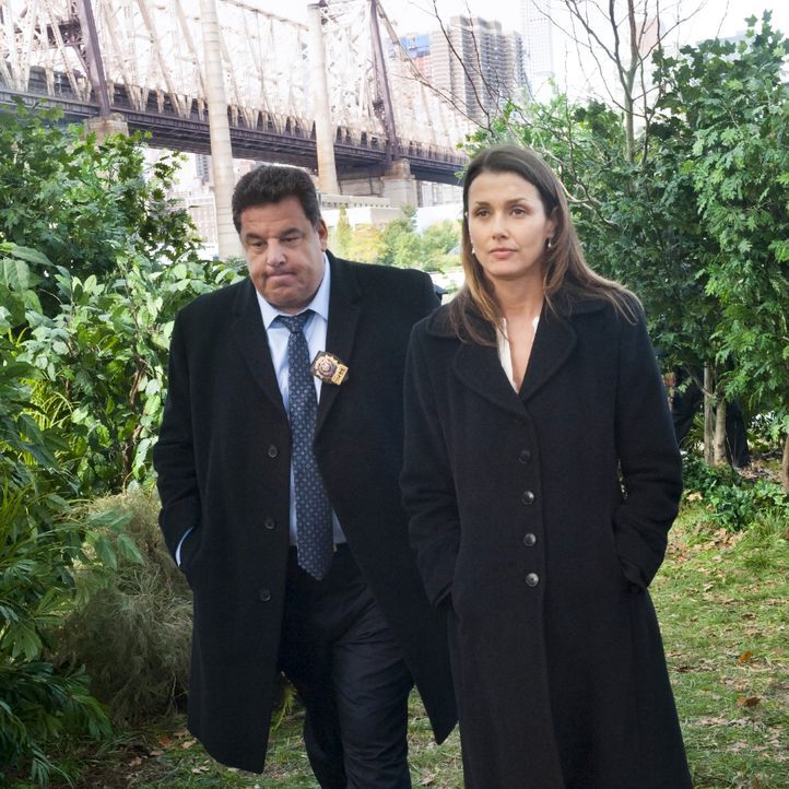 Erin (Bridget Moynahan, r.) und Anthony (Steve Schirripa,l.) finden eine ermordete Prostituierte in einem Gebüsch. War sie die mysteriöse zweite Aug... - Bildquelle: Jeffrey Neira 2015 CBS Broadcasting Inc. All Rights Reserved.