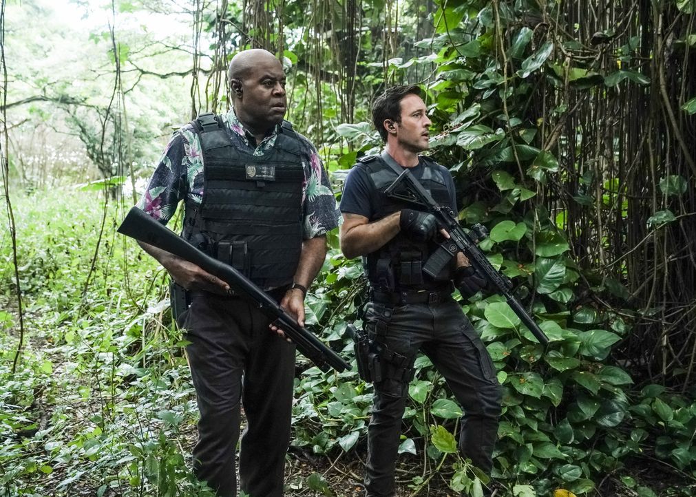 Lou Grover (Chi McBride, l.); Steve McGarrett (Alex O'Loughlin, r.) - Bildquelle: Karen Neal 2019 CBS Broadcasting, Inc. All Rights Reserved. / Karen Neal