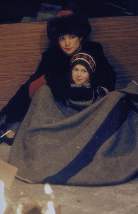 Alison (Eva La Rue) wärmt sich mit ihrem Kind unter einer Decke auf ... - Bildquelle: Trimark Pictures