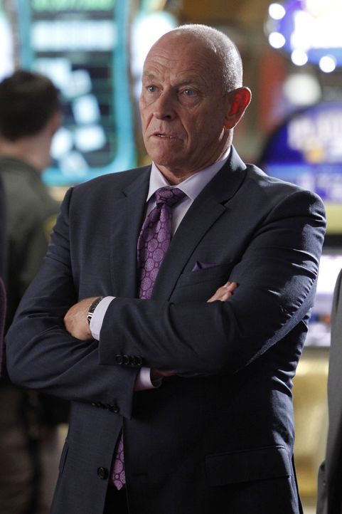 Hat der Casinobesitzer Bob Connelly (Corbin Bernsen) etwas mit dem Überfall auf sein Hotel zu tun? - Bildquelle: Sonja Flemming 2014 CBS Broadcasting, Inc. All Rights Reserved / Sonja Flemming