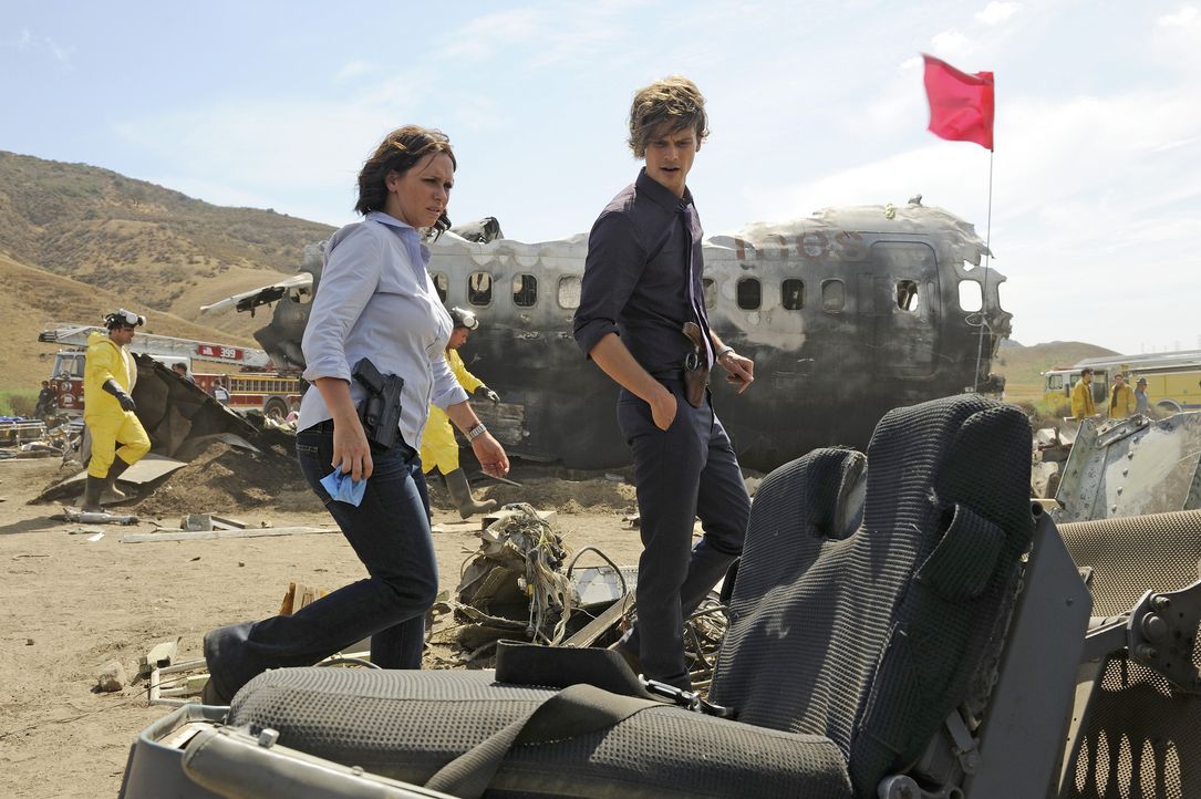 Müssen herausfinden, wie es zu dem Flugzeugabsturz in Colorado kommen konnte: Reid (Matthew Gray Gubler, r.) und Kate (Jennifer Love Hewitt, l.) ... - Bildquelle: Colleen Hayes 2014 American Broadcasting Companies, Inc. All rights reserved. / Colleen Hayes