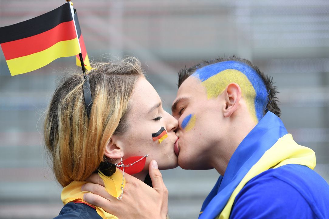 Deutsch_Ukraine_knutschen - Bildquelle: picture alliance / dpa / Arne Dedert