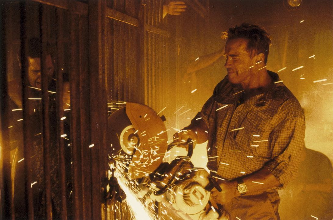 Eines Tages muss der Feuerwehrmann Gordon Brewer (Arnold Schwarzenegger) mitansehen, wie seine Frau und sein Sohn bei einem Bombenanschlag auf die k... - Bildquelle: Warner Bros.
