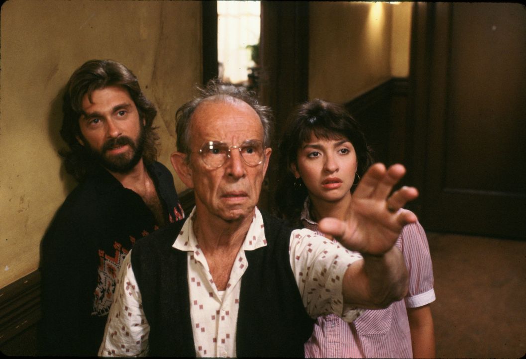 (v.l.n.r.) Mason (Dennis Boutsikaris); Frank Riley (Hume Cronyn); Marisa Esteval (Elizabeth Peña) - Bildquelle: 1987 Universal City Studios, Inc. All Rights Reserved.