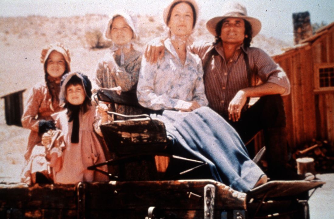 (v.l.n.r.) Laura Ingalls (Melissa Gilbert); Carrie Ingalls (Lindsay Sidney Greenbush); Mary Ingalls (Melissa Sue Anderson); Caroline Ingalls (Karen... - Bildquelle: 1974-1983 NBCUniversal All Rights Reserved