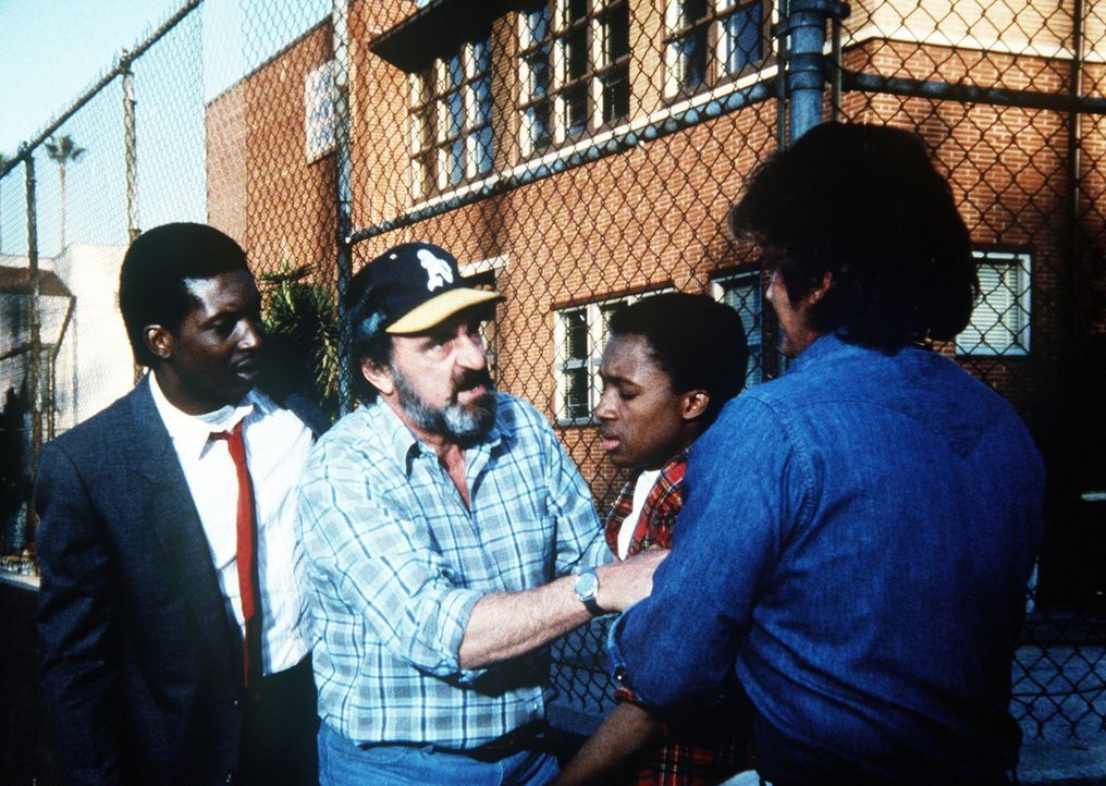 Wieder hat es einen Fall von Drogenmissbrauch an der Schule gegeben. Mark (Victor French, 2.v.l.) und Jonathan (Michael Landon, r.) greifen ein. - Bildquelle: Worldvision Enterprises, Inc.