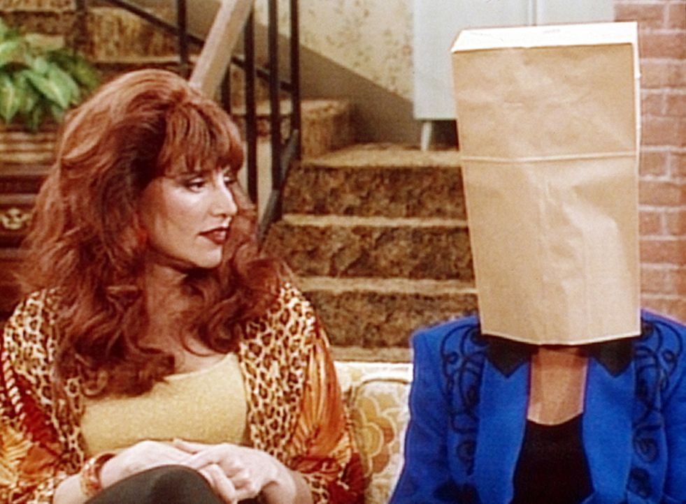Peggy (Katey Sagal, r.) versucht Marcy (Amanda Bearse, l.) zu trösten, die fürchtet, ihren Job zu verlieren. - Bildquelle: Columbia Pictures