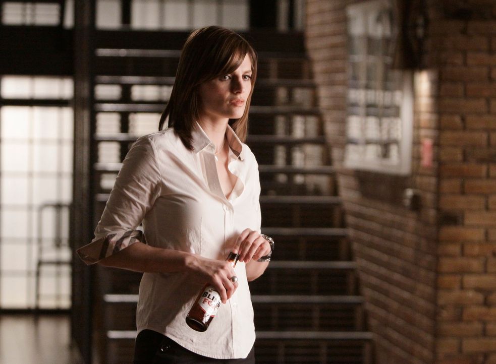 Castle lädt Beckett (Stana Katic) ein, ein gemeinsames Wochenende in den Hamptons zu verbringen. Was wird sie tun? - Bildquelle: ABC Studios