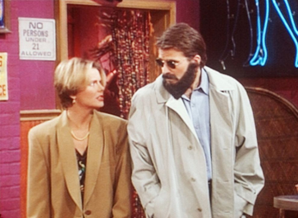 Marcy (Amanda Bearse, l.) zwingt Jefferson (Ted McGinley, r.), sie in die Striptease-Bar zu begleiten. - Bildquelle: Columbia Pictures