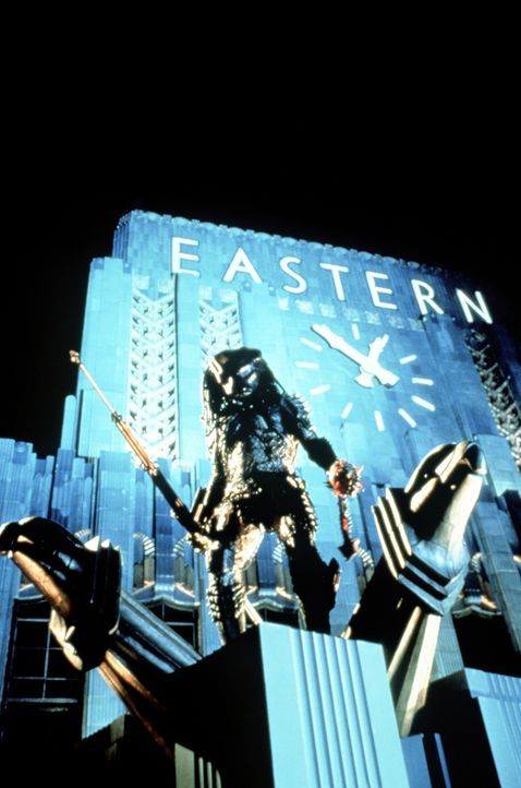 Der Predator (Kevin Peter Hall) richtet seine Opfer aufs Übelste zu ... - Bildquelle: 1990 Twentieth Century Fox Film Corporation.