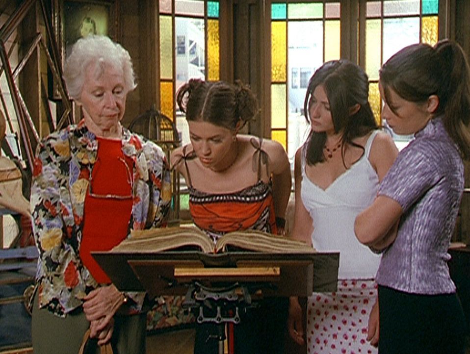 (v.l.n.r.) Tante Gail (Anne Haney) hat sich das Vertrauen der drei Halliwell-Schwestern Phoebe (Alyssa Milano), Prue (Shannen Doherty) und Piper (Ho... - Bildquelle: Paramount Pictures