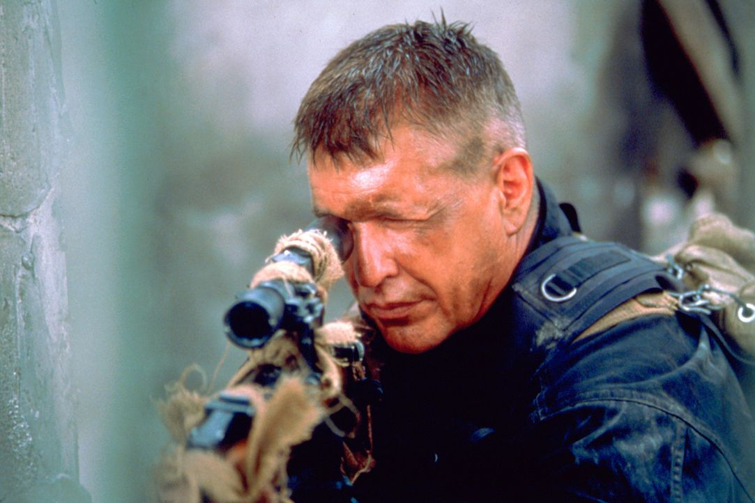 Im Kugelhagel: Sergeant Thomas Beckett (Tom Berenger) ... - Bildquelle: Columbia Pictures Corporation