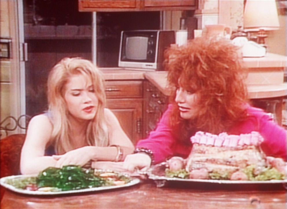 Kelly (Christina Applegate, l.) und Peggy (Katey Sagal, r.) sind am Ende: Wackelpudding und Lammschultern zuzubereiten, ist gar nicht einfach. - Bildquelle: Columbia Pictures