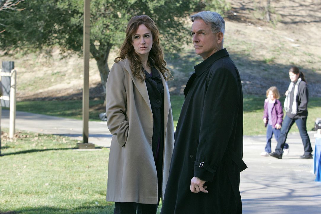 Der Fluch der Waffe: Hillary Taffet (Rebecca Creskoff, l.) und Gibbs (Mark Harmon, r.) ... - Bildquelle: CBS Television