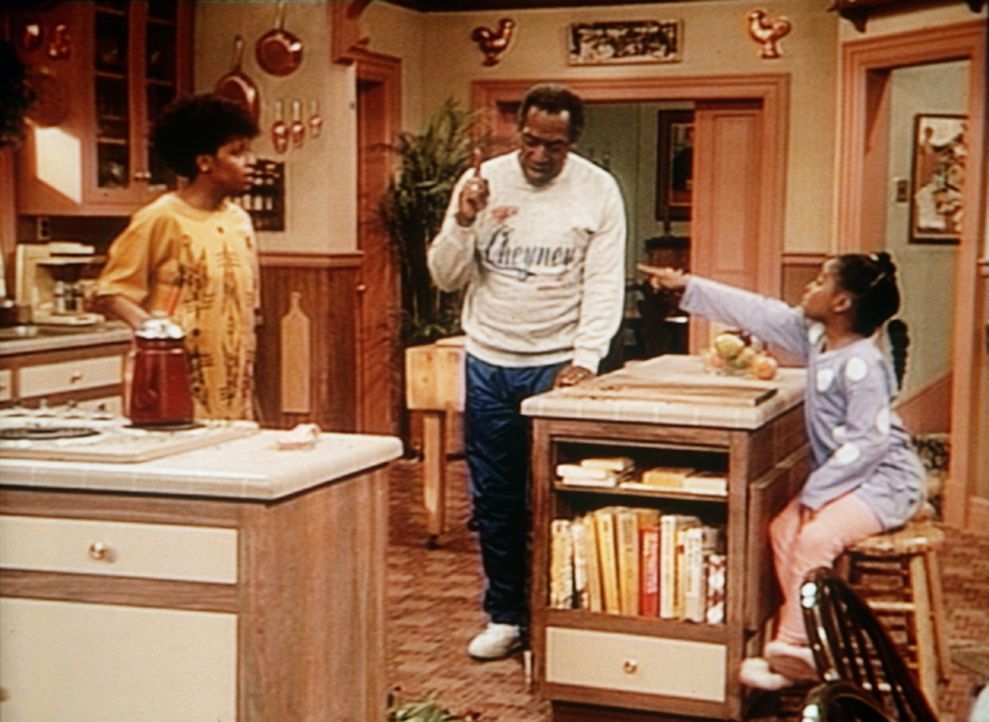 Cliff (Bill Cosby, M.) hat endgültig genug von den ständigen Streitereien, die sich seine Töchter Rudy (Keshia Knight Pulliam, r.) und Vanessa (T... - Bildquelle: Viacom