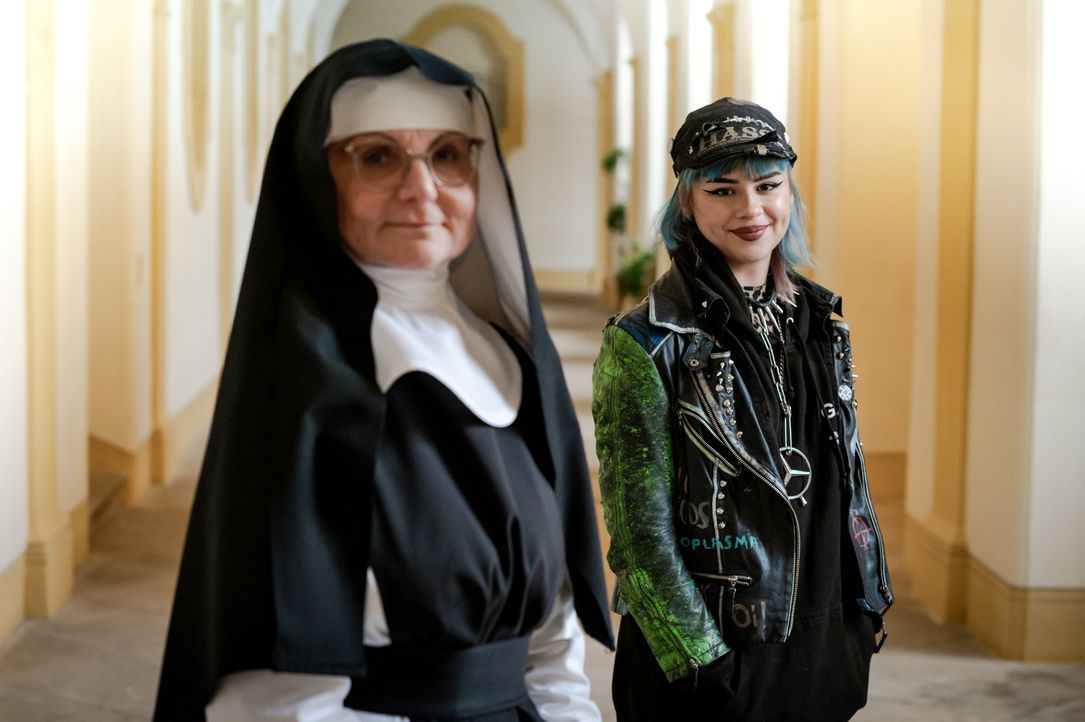 Schwester Maria, l.; Sarah, r. - Bildquelle: Claudius Pflug Kabel Eins / Claudius Pflug