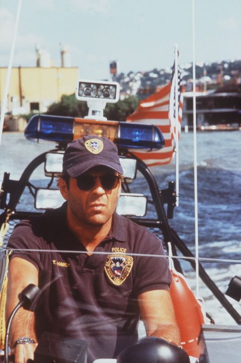 Weil Tom (Bruce Willis) vermutet, dass der Serienmörder aus den Reihen der Polizei stammt, wird er zur Wasserschutzpolizei versetzt. Dennoch will T... - Bildquelle: Columbia Pictures