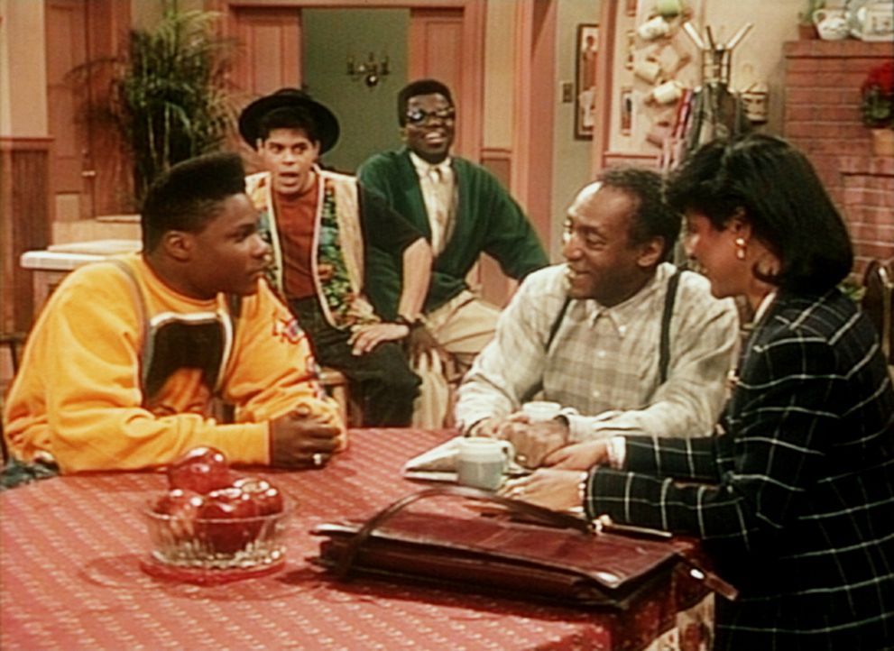 Clair (Phylicia Rashad, r.) und Cliff (Bill Cosby, 2.v.r.) bewilligen nur unter der Voraussetzung die Ägyptenreise, dass Theo (Malcolm-Jamal Warner... - Bildquelle: Viacom