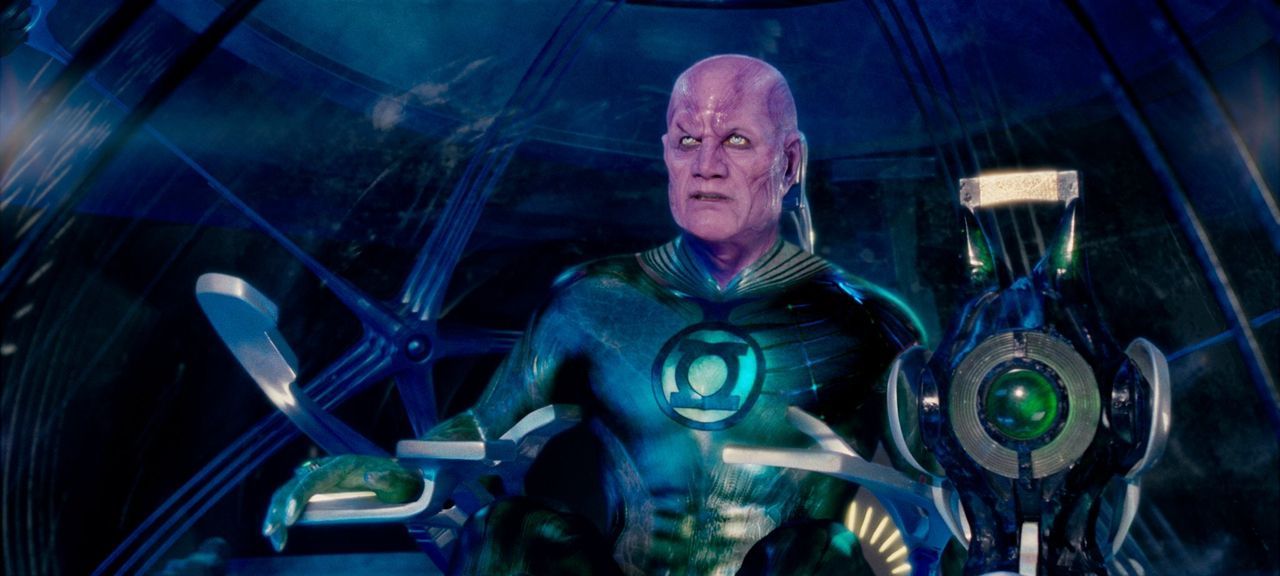 Als ein mächtiger Bösewicht aus dem Gefängnis der Green Lanterns, einer Gruppe außerirdischer Wesen, die sich um den Schutz des Universums kümmern,... - Bildquelle: Warner Bros.