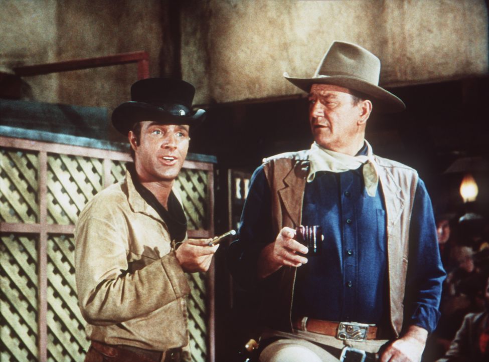 Als Cole Thornton (John Wayne, r.) gegen Jasons verbrecherische Bande kämpft, eilt ihm der Messerwerfer Mississippi (James Caan, l.) zu Hilfe ... - Bildquelle: Paramount Pictures