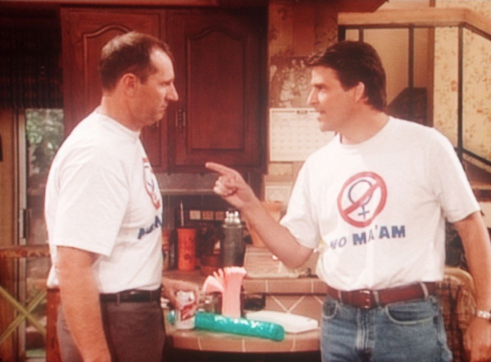 Al (Ed O'Neill, l.) und Jefferson (Ted McGinley, r.) gehen eine Wette ein, wer wohl die besseren Ideen für böse Streiche hat. - Bildquelle: Columbia Pictures