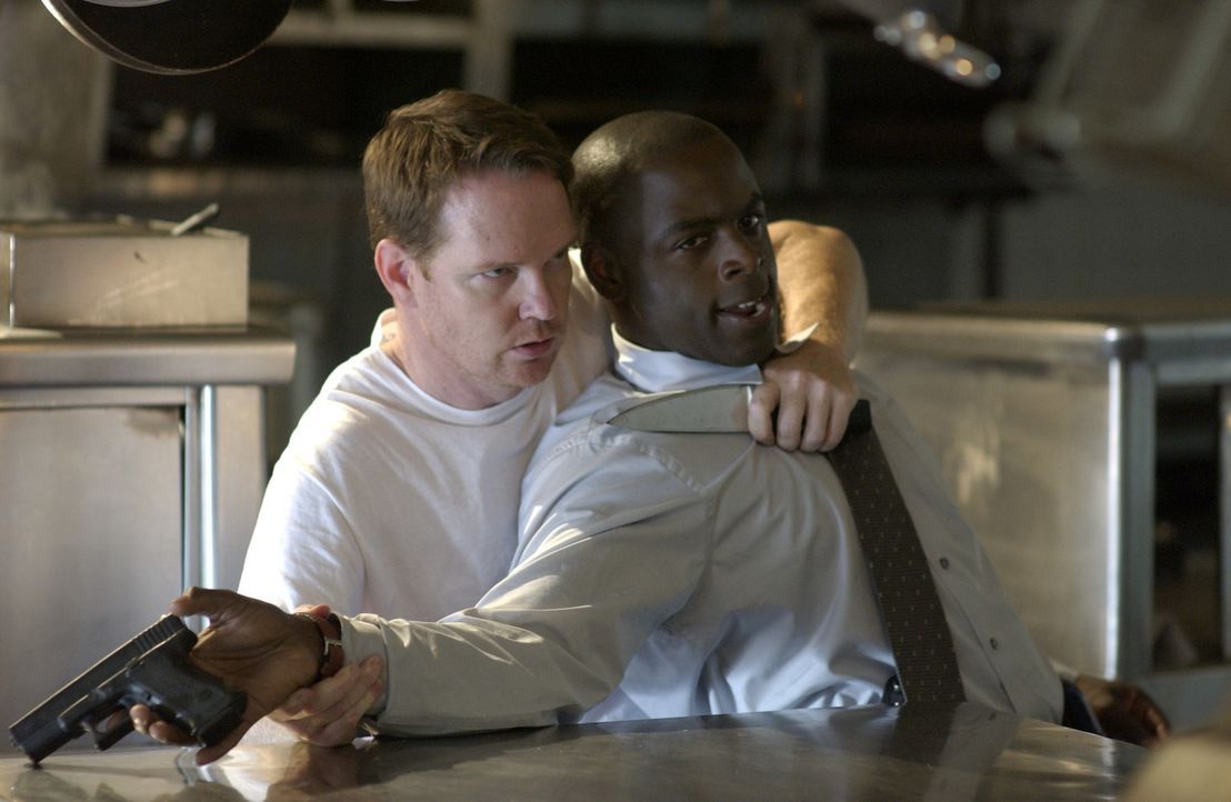 FBI Agent David Sinclair (Alimi Ballard, r.) gerät in die Hände von Roland Haldane (William O'Leary, l.). Werden ihn seine Kollegen befreien könn... - Bildquelle: Paramount Network Television