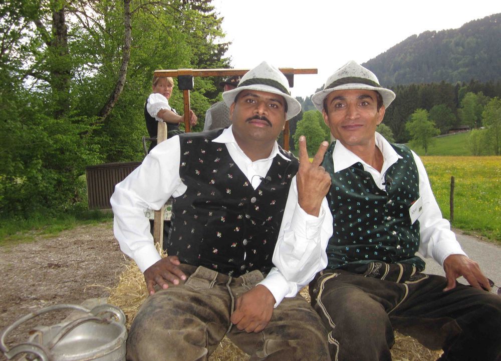 Pramod (l.) und Abrar (r.) tauschen ihre Taxis in Indien für eine Woche gegen Mercedestaxis in Deutschland. - Bildquelle: kabel eins