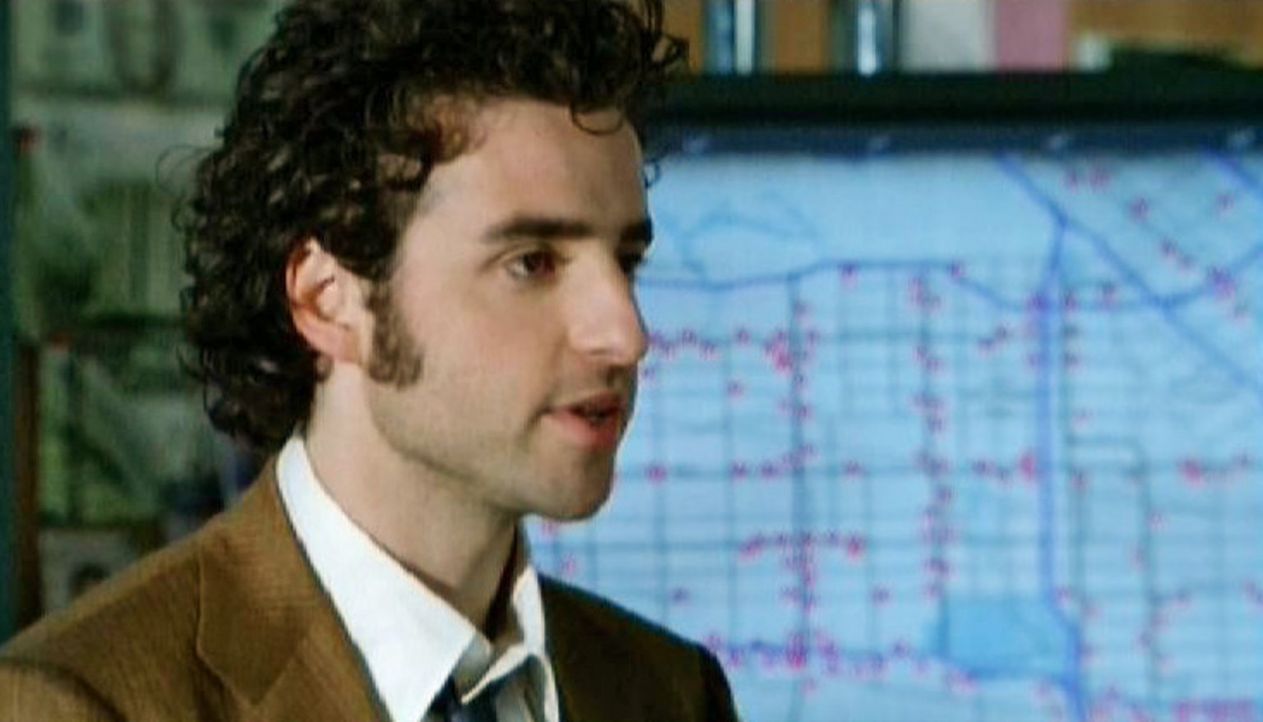 Als begnadeter Mathematik-Professor gelingt es Charlie (David Krumholtz) ein System hinter den Überfällen zu erkennen ... - Bildquelle: Paramount Network Television